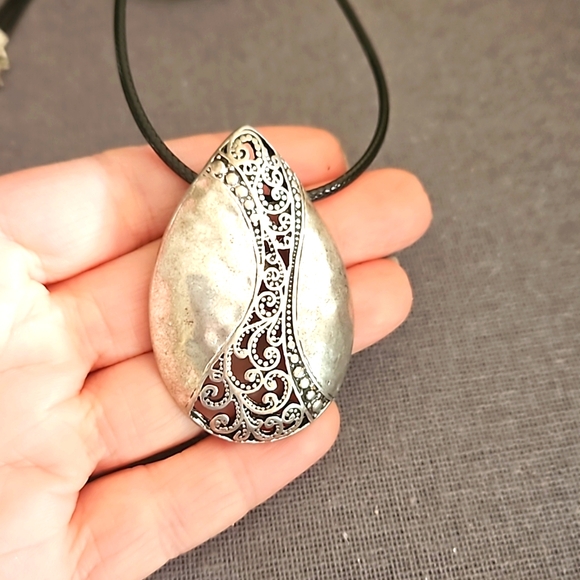 Premier Designs silver hammered filigree pendant on cord necklace - Picture 4 of 4